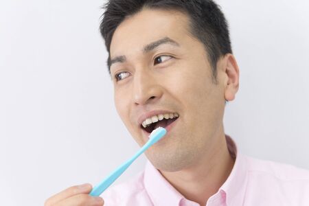 Brushing the manの写真素材