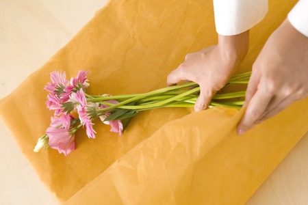 The hands of the woman to make a bouquetの写真素材