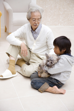 Grandfather to the grandson and conversationの写真素材