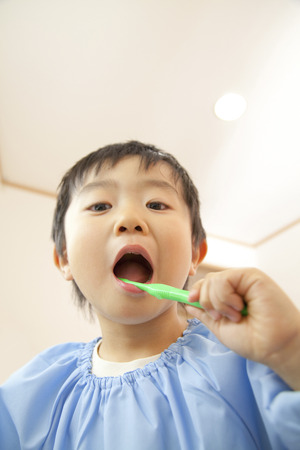 Kindergarten boys to brush your teethの写真素材