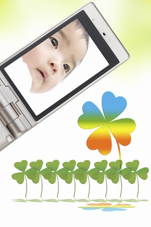 Baby pictures on the mobile screenの写真素材