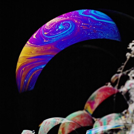 Formation of rainbow-colored bubbles up