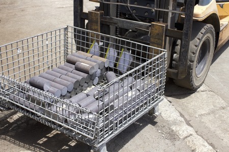 It carries the steel material in the lift