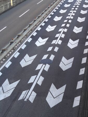 Deceleration sign of road