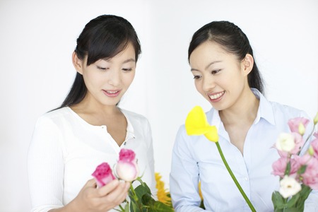 2 women to see the flowerの写真素材