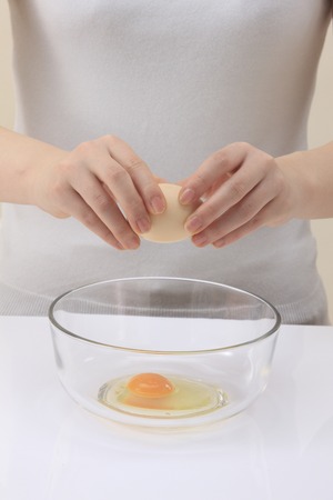 Crack eggの写真素材
