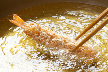 Scene frying the fried shrimpの写真素材