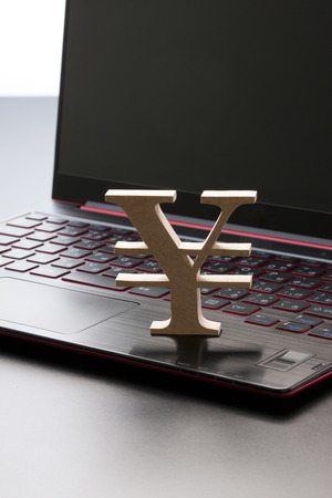 Yen and laptopの写真素材