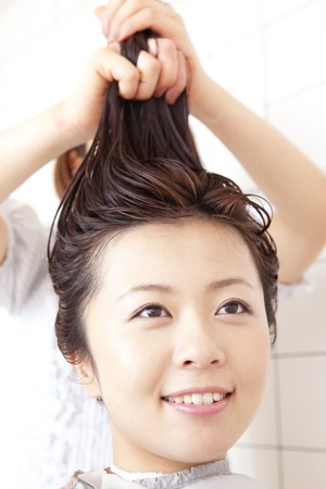 Women have put the treatment to the hairdresserの写真素材