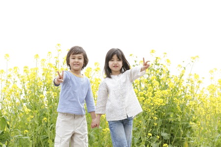 Children to piece hand in handの素材 [FY31043245934]