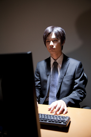 Businessman to operate the PCの写真素材
