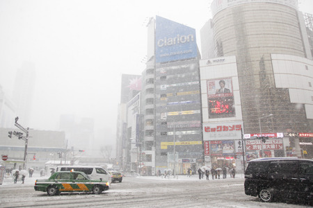 It's snowing Shibuya scramble crossingのeditorial素材