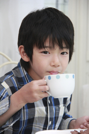 Boys eating snacksの写真素材