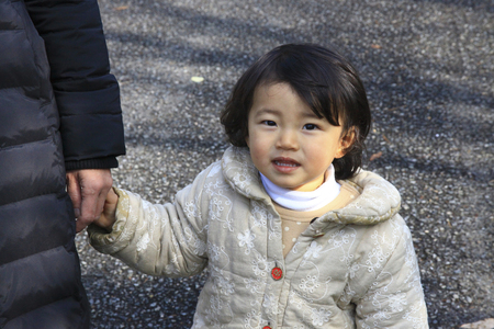 Girl that connects the mother and handの写真素材
