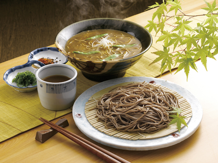 Curry noodles and cold soba noodles with dipping sauce