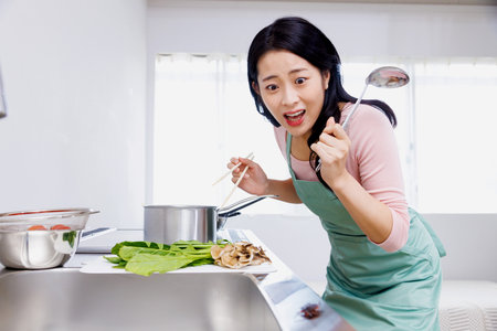 Asian woman shocked to see a cockroach in the kitchenの写真素材
