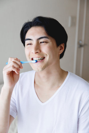 Japanese man brushing his teethの写真素材