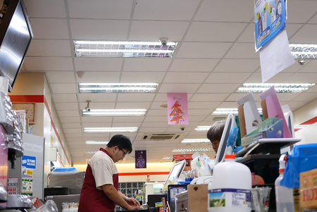 Taipei, Taiwan - October 25, 2017 : People paying food at 7-11 check out counter in Taipei Taiwanのeditorial素材