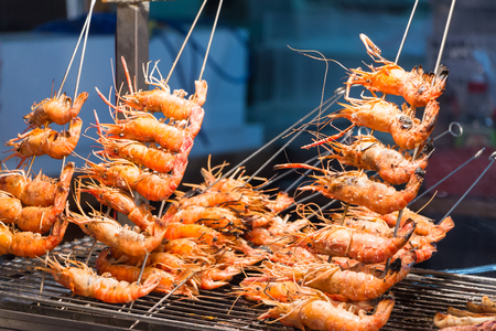 KAOHSIUNG, TAIWAN - APR 20 : Chief prepares seafood to be sold in Kaohsiung night market on April 20, 2015. People enjoy food at night market in Taiwan. And is one of the unique culture in Taiwan.のeditorial素材