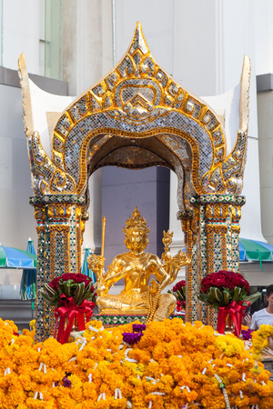 BANGKOK, THAILAND - SEPTEMBER 26, 2015: People are paying respect to the Erawan Shrine, which is a Hindu shrine housing a statue of Phra Phrom, the Thai representation of the Hindu creation God Brahmaのeditorial素材