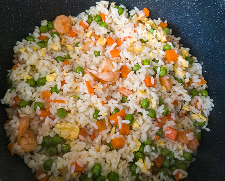 Close up shot of a pot with fried rice with shrimpsの写真素材