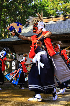 Japanese woman in traditional costume at Fushimi Inari Shrine, Kyoto, Japanの写真素材