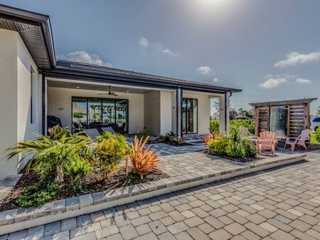 Large entertaining area in the back of Florida homeの写真素材
