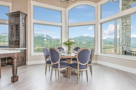 Perfect spot to eat and enjoy the marvelous mountain viewsの写真素材