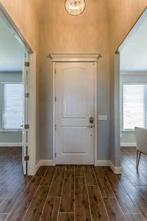 Skinny entry with vaulted ceiling and rooms on both sidesの写真素材