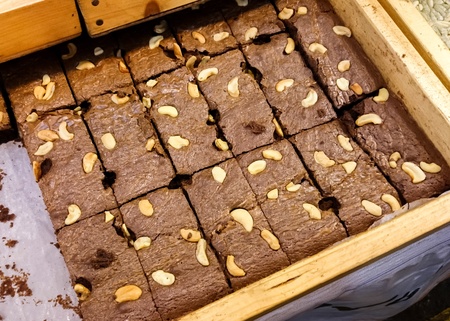Brownie in wooden tray brownie sweet cakeの写真素材