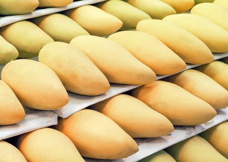 Sweet Mangoes fruit on the market. Bangkok, Thailandの写真素材