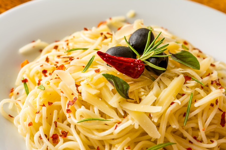 Spaghetti aglio e olio - Spaghetti aglio e olio in white plate.の写真素材