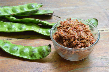 shrimp paste chili sauce with mango and Thai flat bean