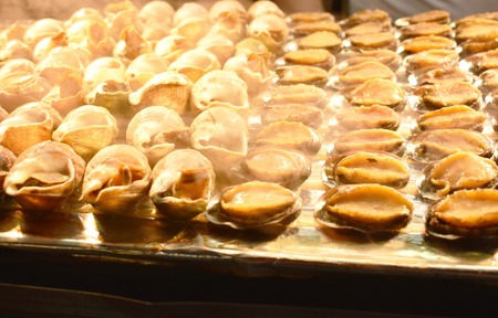 grilled scallop and clam on gridiron in night market Taiwanの写真素材