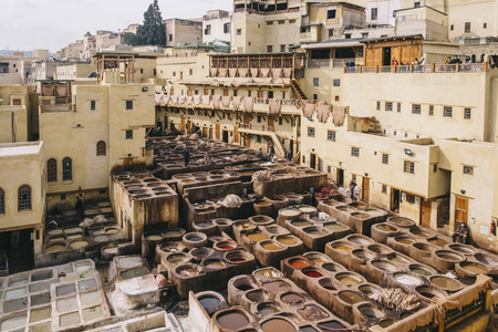 Curtidores del piel en Fez, Marruecos.のeditorial素材