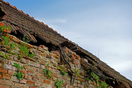 old dilapidated brick house with a grid on the windowの写真素材