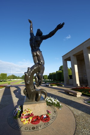 Memorial in American Cemetery, Coleville-sur-Mer, Omaha Beach, Normandy, France.のeditorial素材