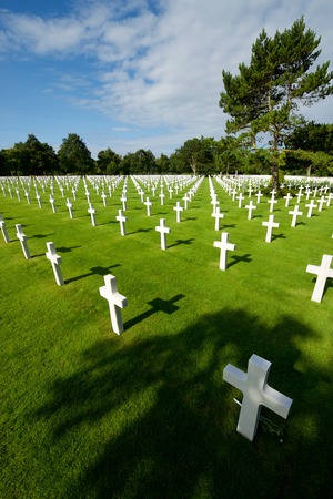 White crosses in American Cemetery, Coleville-sur-Mer, Omaha Beach, Normandy, France.のeditorial素材