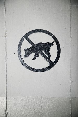 sign forbidden to pee the dogs in a concrete column.の写真素材