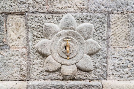 Particolare della fontana di acqua pubblica a Ortignano Raggiolo, Toscana, Italiaの写真素材