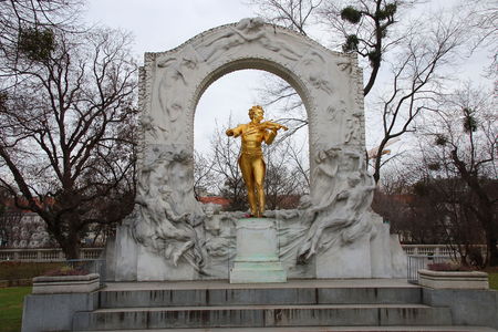 Johann Strauss statue in the Stadtpark Vienna Austriaのeditorial素材