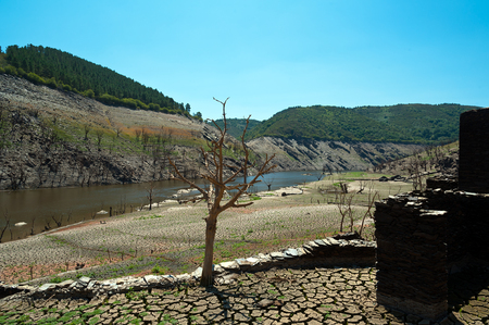 Belesar reservoir cleaning the Minho river. Views of the ruins of the village of Chave, strains and terraces of vineyards in the Ribeira Sacra, Lugo, Galicia, Spainの写真素材