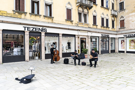 Venice, Veneto / Italy. May 21, 2017:MÃºsicos callejeros tocando en la plaza llamada "Campo  San Geremia"のeditorial素材