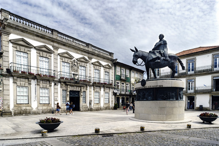 Viana do Casterlo, Portugal. August 15, 2017: Statue of Fray Bartolomeu dos martires, archbishop of Braga in the sixteenth century. Built in bronze and depicting him mounted on a mule for how much he traveledのeditorial素材