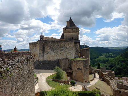 Castelnaud-la-chapelle, Dordogne, France - Jully 3 2020: Medieval trebuchet catapult Castelnaud Castle in Dordogne valley, Perigord Noir, Franceのeditorial素材