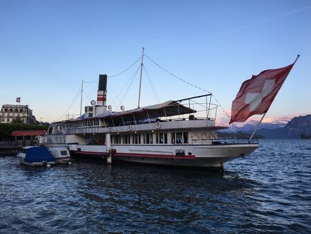 Ship on the lakeの素材