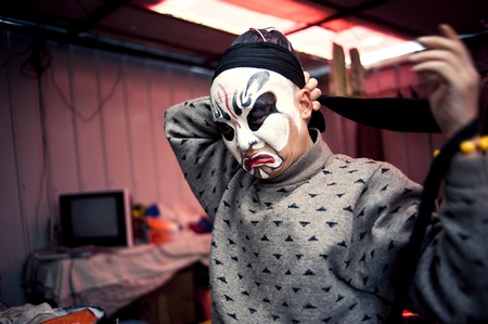 CHENGDU, CHINA-MARCH 12, 2011: Unidentified actor prepares backstage for the
Sichuan opera on March 12, 2011, in Chengdu, China.  Sichuan opera is a
Chinese folk tradition that originated in China around 1700.のeditorial素材