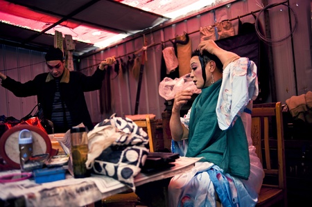 CHENGDU, CHINA-MARCH 12, 2011: Unidentified actor prepares backstage for the
Sichuan opera on March 12, 2011, in Chengdu, China.  Sichuan opera is a
Chinese folk tradition that originated in China around 1700.のeditorial素材