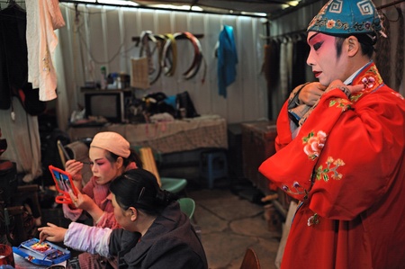 CHENGDU, CHINA-DECEMBER 11, 2011: Unidentified actor prepares backstage for the Sichuan opera on DECEMBER 11, 2011, in Chengdu, China.  Sichuan opera is a Chinese folk tradition that originated in China around 1700.のeditorial素材
