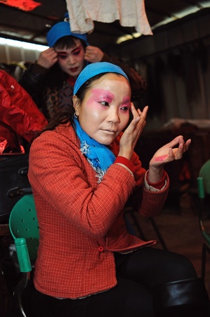 CHENGDU, CHINA-DECEMBER 11, 2011: Unidentified actor prepares backstage for the Sichuan opera on DECEMBER 11, 2011, in Chengdu, China.  Sichuan opera is a Chinese folk tradition that originated in China around 1700.のeditorial素材